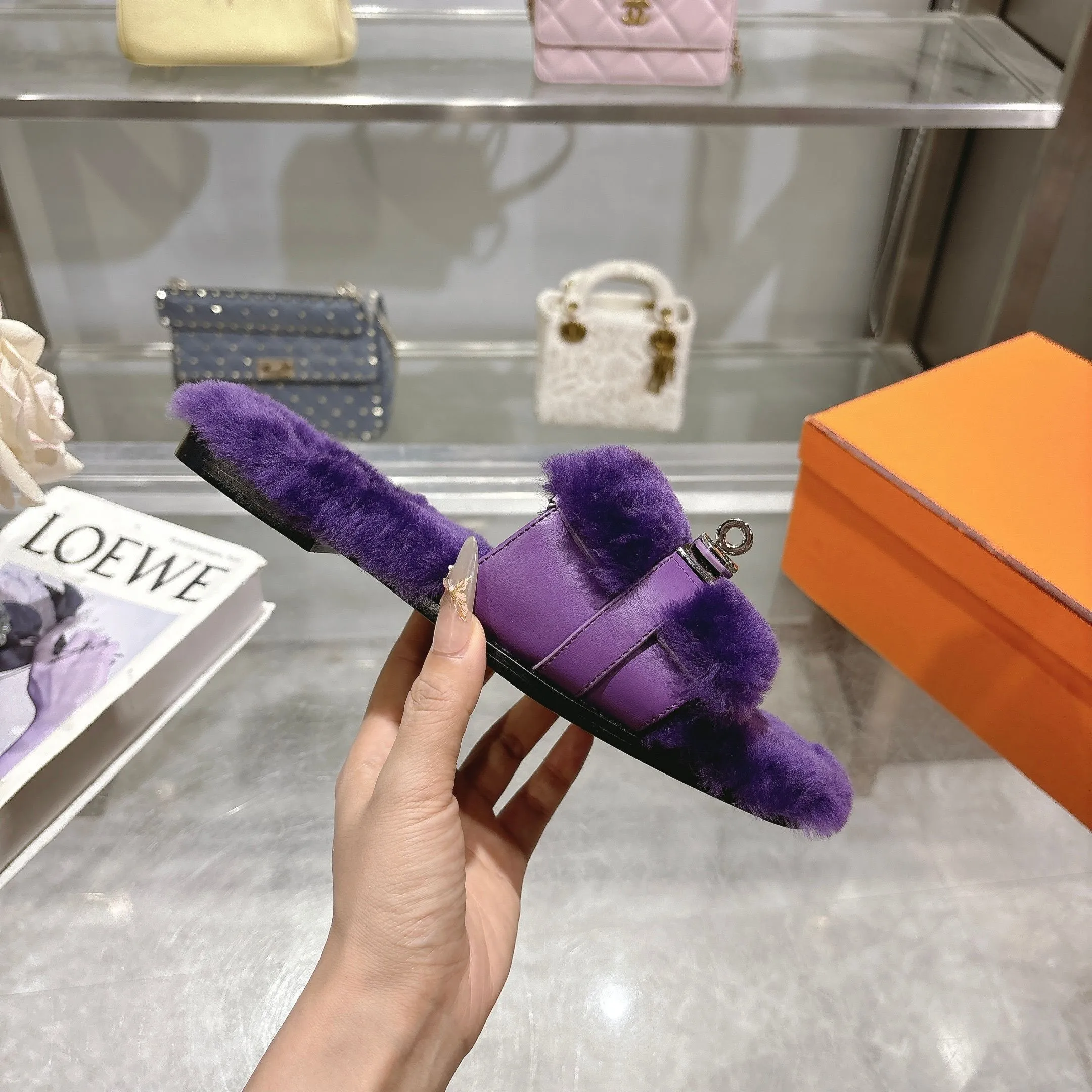 👟👟Ex-factory price 500👟👟 Purchasing agent level Hermes Hermès second uncle hair slippers are in stock all year round. 2025 new and new colors official website, Xiaohongshu synchronizes the latest color matching Hermès hot models are hot online, upgraded workmanship, high quality! Fashionable small wool H-trailers, autumn and winter style flat-soled wool mop, can be customized without standard, non-refundable and non-exchangeable. Fabric: Imported lamb's roll real wool. Lining: Imported lamb's roll real wool. Outsole: Genuine leather outsole. Size: 35-43, [Note: 41, 42, 43 customized]